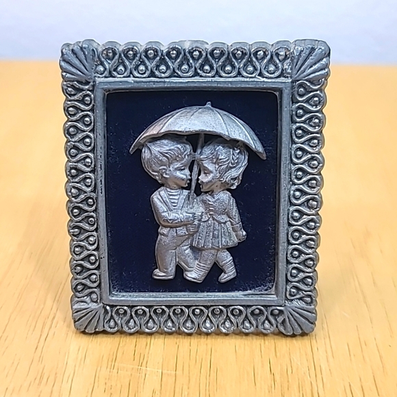 Vintage Boy & Girl Holding Umbrella 3D Picture Made Of Metal Pewter - Picture 1 of 6